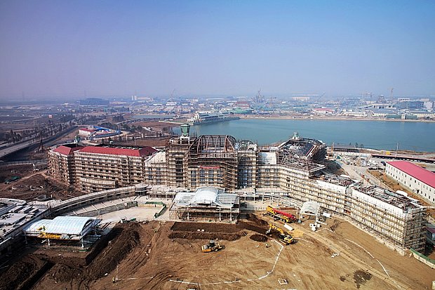 「上海ディズニーランド・ホテル」の建設風景。湖を見渡せるいい感じのホテルになりそう。