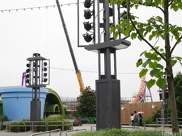 トイソルジャー風のレストルームの奥にレールが建設されています。