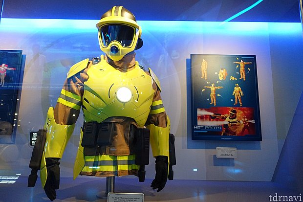 上記のアイアンマン・スーツケースを応用して、消防士のためのスーツもプロトタイプ開発したそうです。