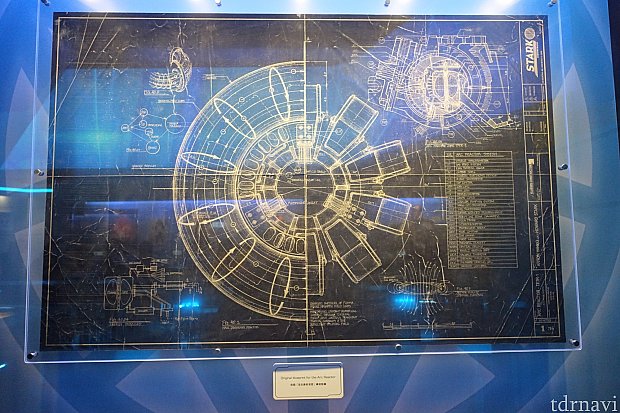 初代アーク・リアクターの設計図。 この設計図はハワード・スタークとともにアーク・リアクターを研究していたアントン・ヴァンコも所持しており、これが映画『アイアンマン２』に繋がっていきます。