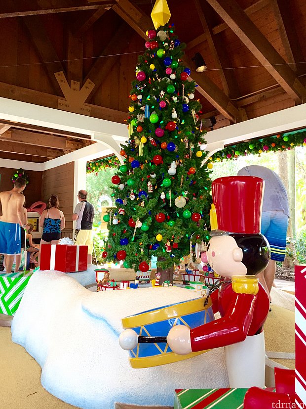 クリスマスツリーの下をおもちゃの汽車が回っており、その間を縫ってツリーの真下にあるホールを狙います。ブリザードビーチから来て、そのまま水着で遊んでる人達もチラホラ。