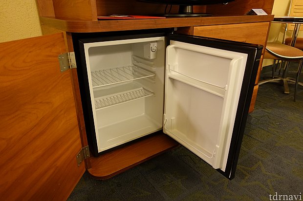 冷蔵庫の中はこんな感じ。冷凍庫はないです。ちなみに、電子レンジや湯沸しポットはありませんでした。電子レンジはフードコートにあります。