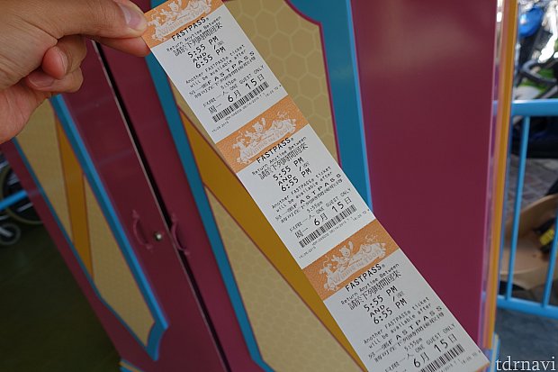 年間パスポート(プラチナ)でファストパスを発券した様子。通常1枚出てくるところが続けて3枚出てくる特典です。これ誰が喜ぶのか謎です。