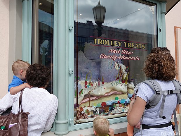 ゆっくりとトロリーが走るお菓子の山の模型は子どもたちに大人気でした。
