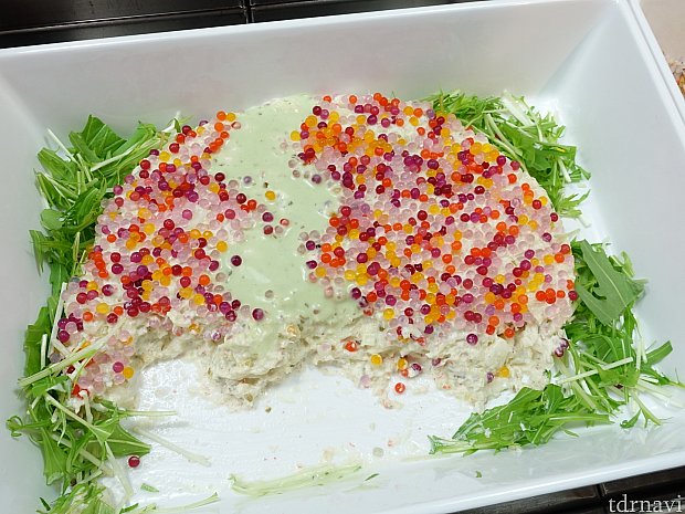 蟹と貝柱のサラダ おすすめ！「海藻ビーズ」と呼ばれているツブツブがプチプチ弾けて面白い食感でした！ポテトサラダベースのクリーミーなサラダです。ちなみに無傷の状態だとイースターエッグ型になってます！
