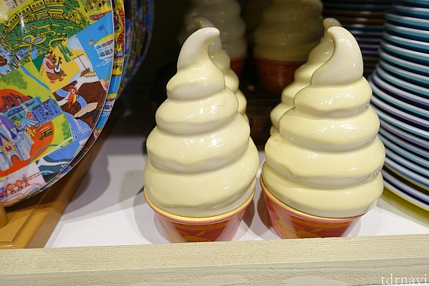 パイナップル・ソフトクリームの陶器。