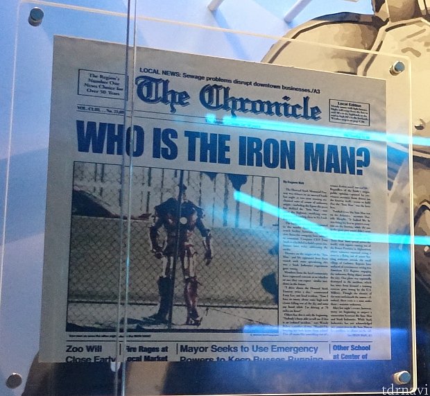 「誰がアイアンマンなのか？」という見出しが付いた当時の新聞も展示中。