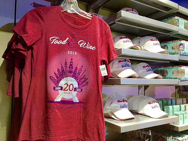 ２０周年記念のロゴが入ったTシャツや帽子。