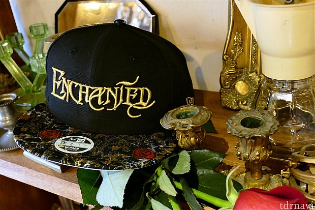 上で紹介した「美女と野獣 BELLE ブラック × ゴールド」の「Enchanted」バージョンです。直訳すると「魔法にかけられた」といった意味合いです。お友達と一緒にかぶれば、オシャレで目立つこと間違いなしです!