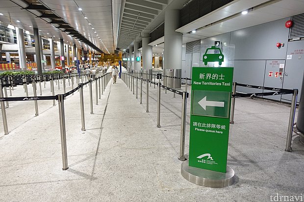 香港国際空港のタクシー乗り場では、基本的に緑タクシーに案内されるようです。赤タクシーの列に並んでも緑に誘導されます。なので、緑ラインに並びましょう。