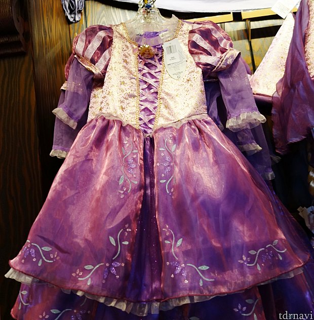 ラプンツェルのドレスはパープル色がきれいです。