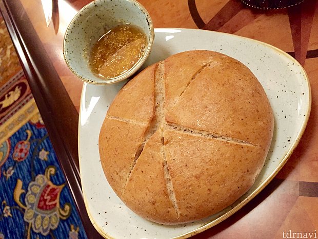 まずこちらのパンが各テーブルに出されます。一般によく出されるオリーブオイルのディッピングソースではなく、はちみつ系の甘いソースが。結構クセになりそうです。