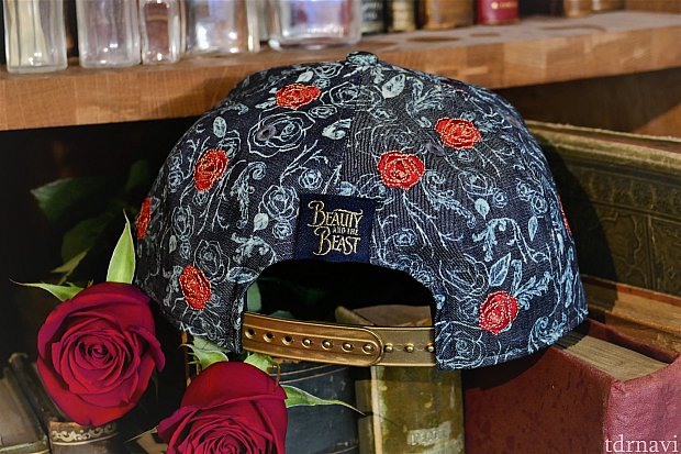 後ろには、「Beauty and the Beast」の文字があしらわれています。アジャスターの部分がゴールドなのも、『美女と野獣』らしくてゴージャスですね♪
