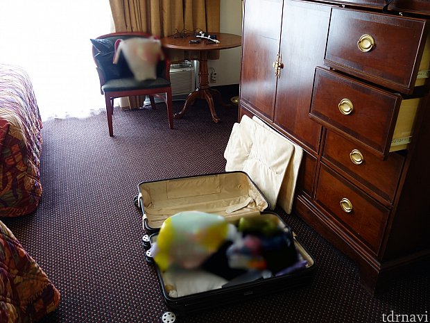 RIMOWAのスーツケース（大）を広げた様子。部屋が広いので余裕です。