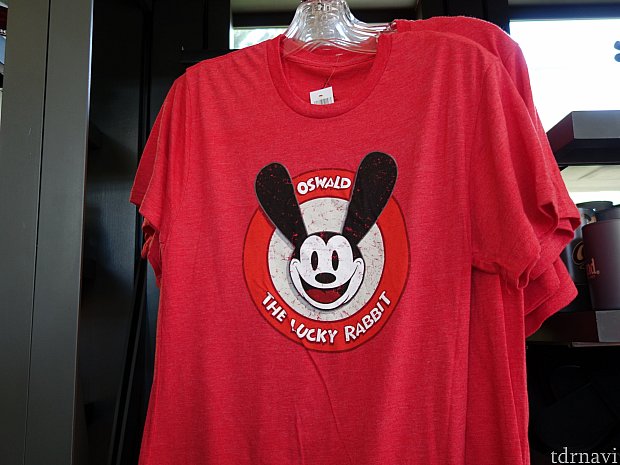 Tシャツ「幸せうさぎのオズワルド」というロゴ入り。