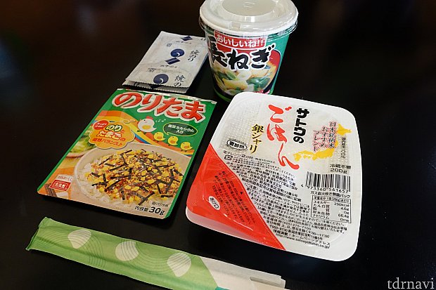 電子レンジと熱湯があれば、このような日本食をフードコートで満喫することができます！絶対に日本から持って行った方が心が平和になります！