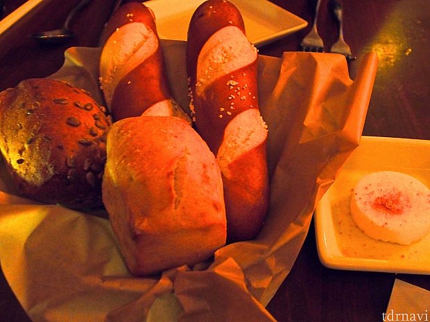 パンにはメープルシュガーのバターが付いてきます。