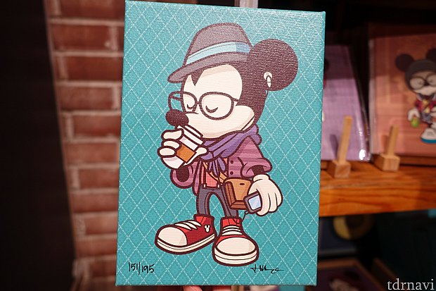 Hipster Mickeyのアート（65ドル）。スタバっぽいコーヒーを飲んでいるミッキーが何ともオシャレ。