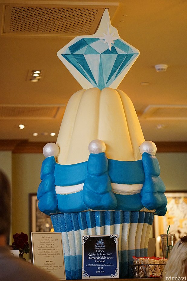 カリフォルニア・アドベンチャーのスターバックスには６０周年カップケーキの巨大なディスプレイが！