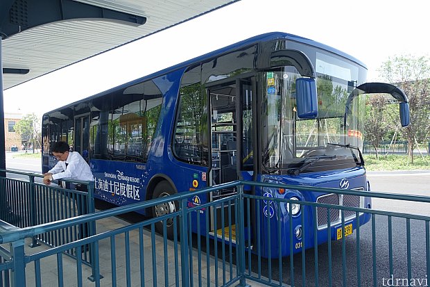 この青色のバスが目印。ランドホテルとトイストーリーホテルを循環しています。