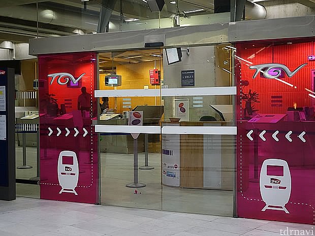 シャルル・ド・ゴール国際空港（第2ターミナル）のTGVチケット窓口。時間帯によっては混むらしいです。