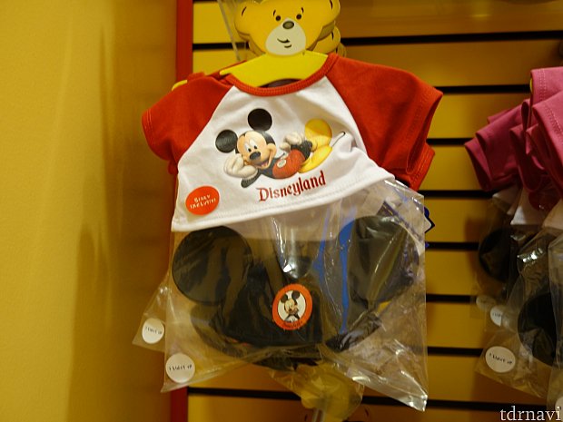 アナハイム店限定「Disneyland」のロゴが決め手のTシャツとファンキャップ。18ドルでした。
