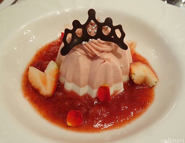 デザート「ストロベリーとマスカルポーネのムース」ティアラ型のチョコレート、ハート型のイチゴが乙女心を刺激します！