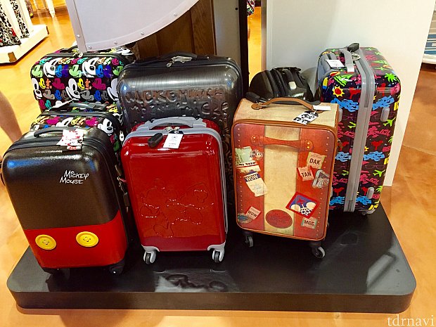 何種類かの大きさと異なったデザインのスーツケースもありました。