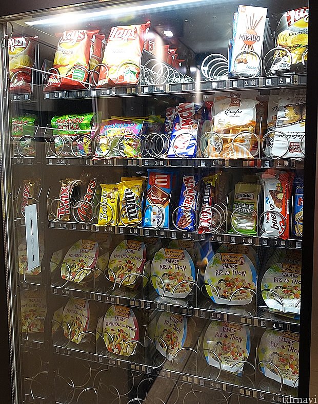 自動販売機にはお菓子やレトルトもあります。ミネラルウォーターは1本2ユーロでした。ここでお菓子を買うなら日本から持っていった方が経済的です。
