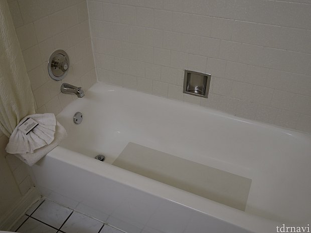 浴槽は浅いです。この浴槽はお湯があふれると部屋まで浸水するダメ構造なので要注意です。部屋まで浸水すると200ドルほど弁償させられます！