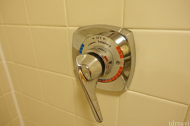 レバーを回すとお湯が出ます。シャワーに切り替えるにはお湯を出しながら蛇口のレバーを上に持ち上げます。
