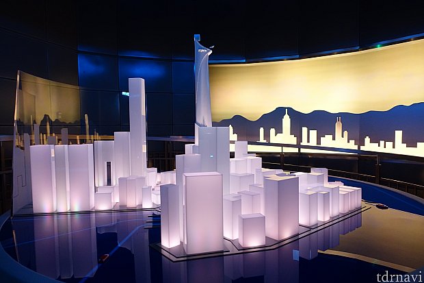 香港市街に建設されたスターク・タワーを模型でチェック