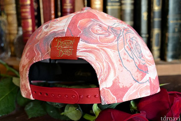 後ろには、「Beauty and the Beast」の文字があしらわれています。さりげないコラボがオシャレです!また、アジャスター付きのデザインなので、その日の髪型によってもサイズを変更できます♪
