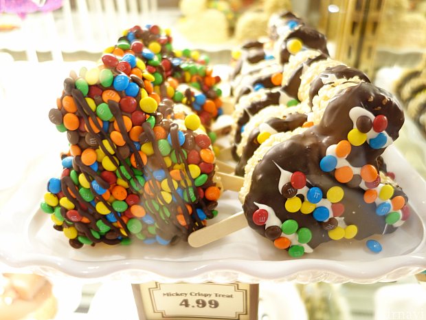 ライスパフにチョコレートでコーティングしてM&M'Sをトッピングした「ミッキー・クリスピー・トリート」は4.99ドルでした。