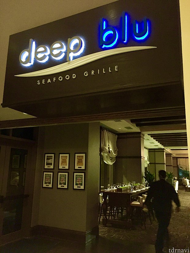 シックな雰囲気のdeep blu Seafood grille レストランはウィンダムリゾートのロビーフロアに位置しています。