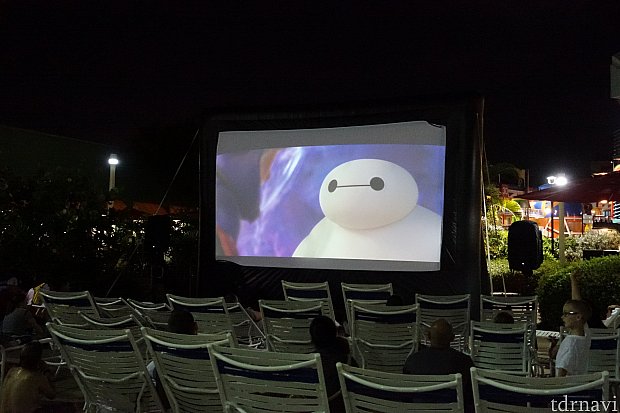 夜はプールサイドでディズニー映画の上映会が開催されます。この時はベイマックスが上映されていました。