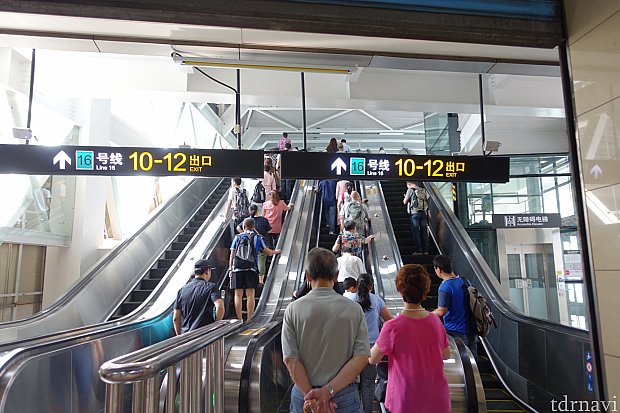 【参考】龙阳路駅の2号線から16号線へ乗り換える場合は、16号線のサインを目指して、このエスカレーターを昇って、しばらく進むとホームに着きます。