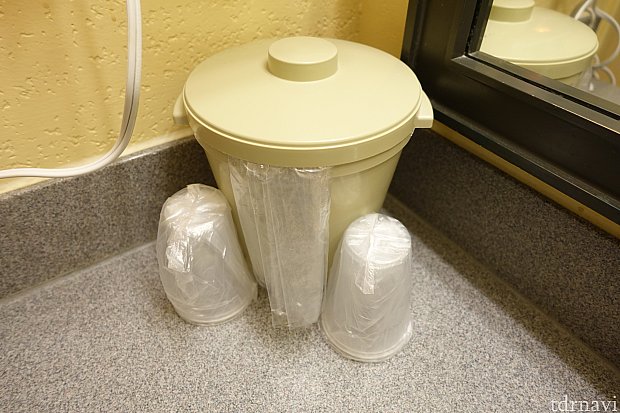 洗面台にはプラスティックカップ（4個）とゴミ箱。
