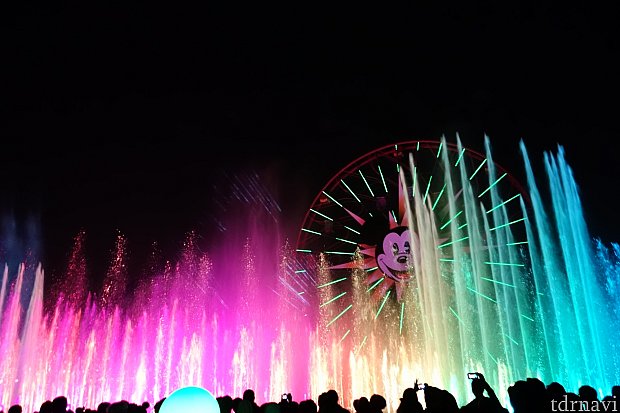 上の画像と比較してみましょう！こちらがナイトショー「ワールド・オブ・カラー」です。虹色に輝く噴水とミッキーのファン・ウィールという特徴をスイーツに上手く取り込んでいますね！