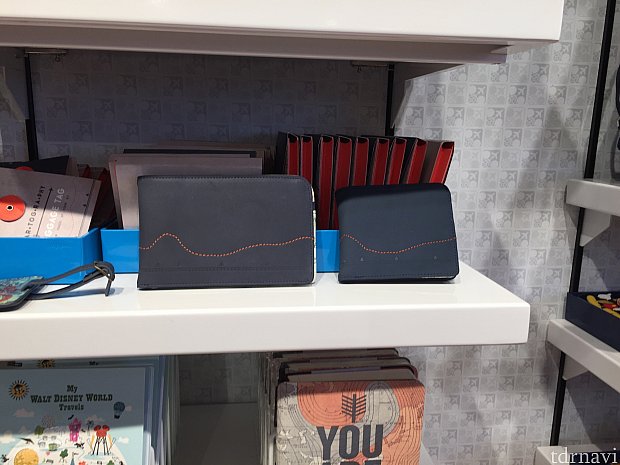 お財布です。2つサイズがあります。右側のがとても小さく見えますが、実は左にある財布が巨大なんです。
