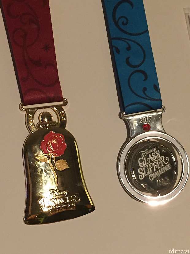 今年のハーフマラソンメダルは例年のメダルとはまったく違うデザインでプリンセスというよりBeauty and the Beast!そしてチャレンジのメダル。