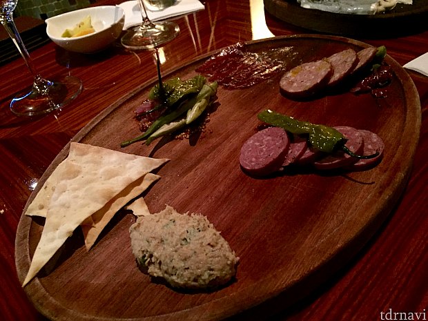 「Charcuterie」ただのサラミやソーセージの盛り合わせではありません!Elk=ヘラジカのソーセージや、Rabbitのサラミ(ハイその通りウ○ギです)、カモの生ハム等の珍しいアイテムが…かなり美味しかったですよ。