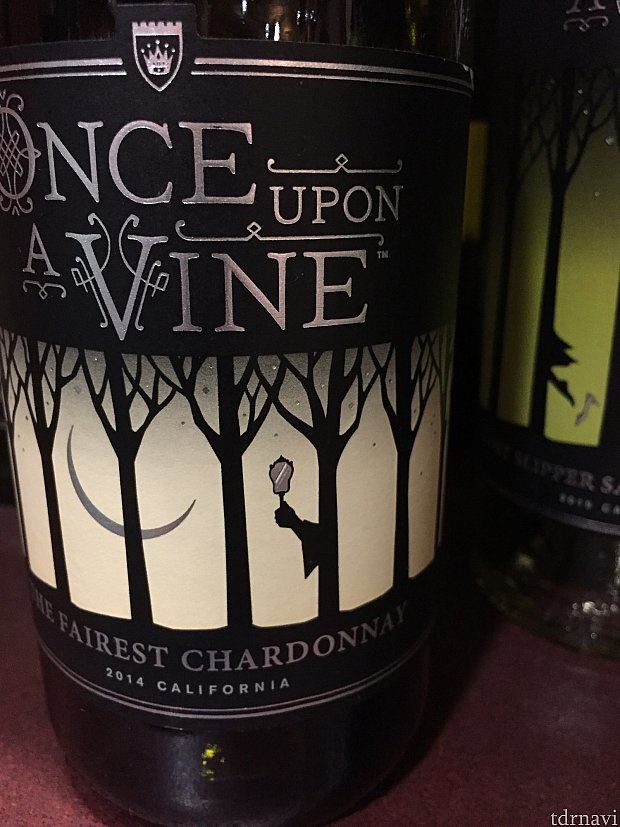 こちらThe finest Chardonnay はマジックミラーを手に持った魔女がラベルに。