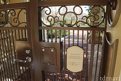 宿泊者専用のお庭入口。