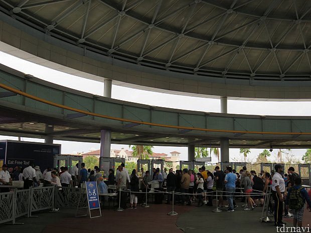 空港並みのセキュリティーチェックを受けます。荷物はX線検査、人は金属探知機を通ります。ここを抜けてまっすぐ行くとユニバーサルシティーウォークに出ます。あとは徒歩で行きたいパークに行きます。
