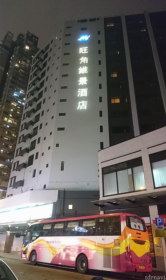 どっちの方角か迷った時、ホテルの名前が見えるので直ぐ分かります。中国行きのバス、リアウインドウがカーズ仕様になってた♪