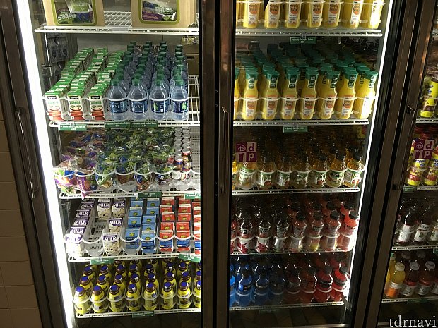 ドリンクコーナー。キッズメニューのカットりんごもここに
