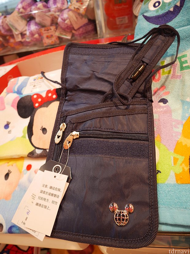 【第2ターミナル(大)】こちらも旅行向け商品50HKドル。パスポートとか入れるもの?これは開いた写真で、上から3分の1くらいを手前に折り畳みます。