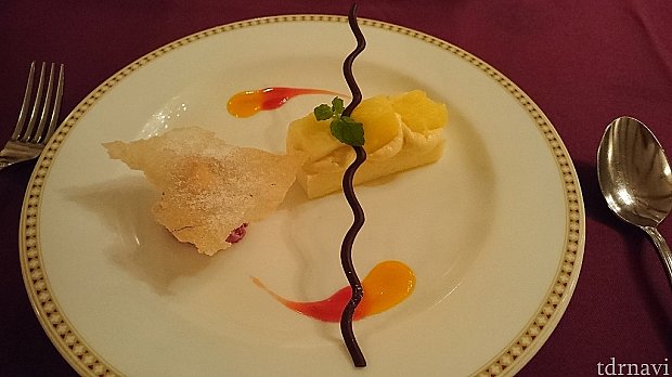 本日のデザート。メインはパイナップルのムースでしたが、こちら2層になっててデザートも手が込んでました。カシスのアイスも濃い目で美味しかったですv