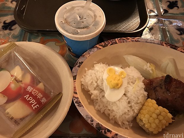 子どもセット。パックの甘い牛乳か、Sサイズのドリンクが付きます